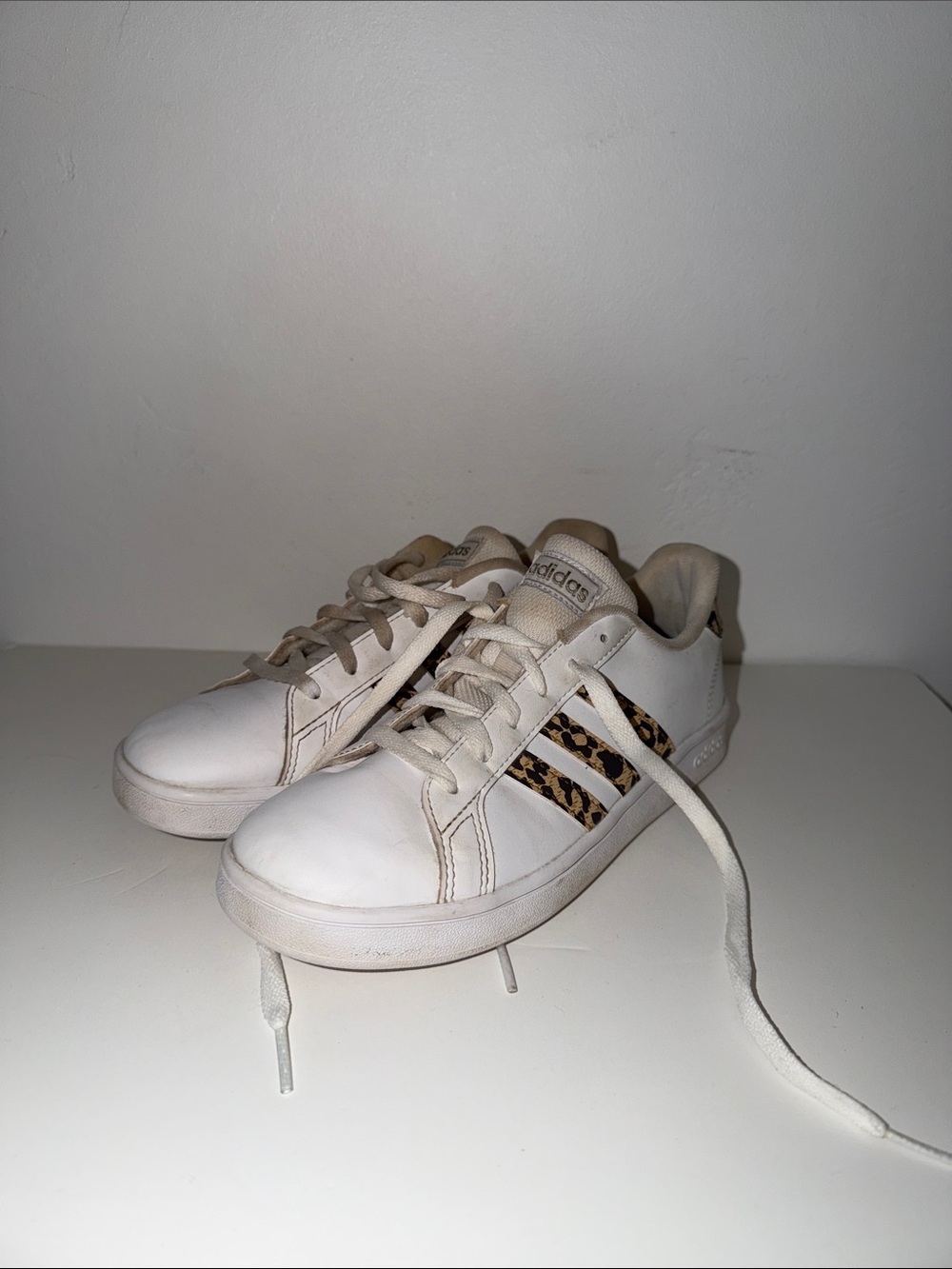 ADIDAS GRAND COURT SHOE - KIDS TENNIS with Leopard-Print Stripes